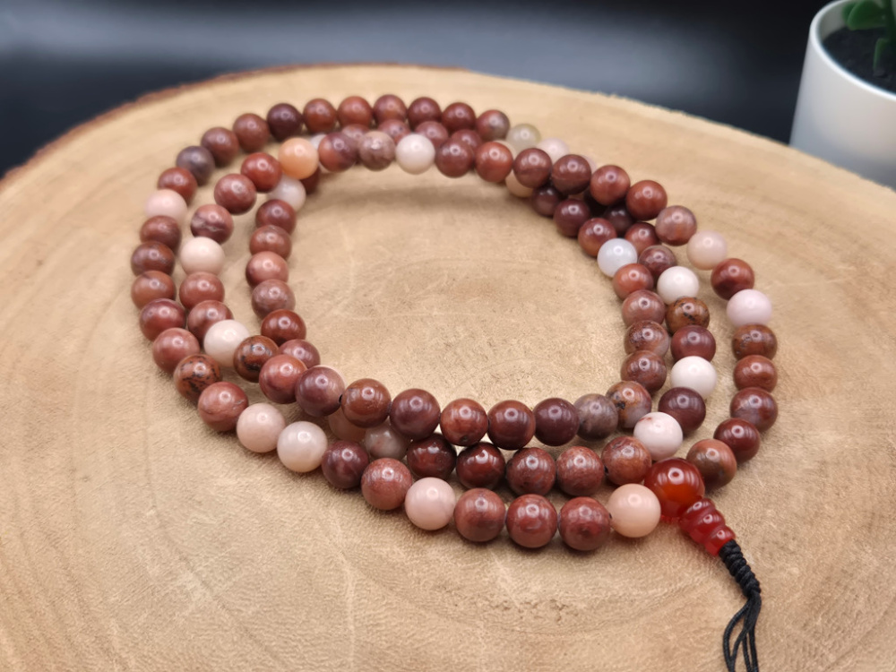 Handgefertigte Mala aus Jaspis mit natürlicher, erdiger Farbstruktur